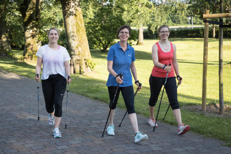 Drei Frauen beim Walking